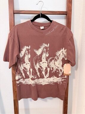 Messy Bun Just Chillin Graphic Tee Women XS Brown NWT‎ Wild and Free Horses